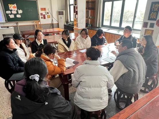 一群人坐在桌子前 AI 生成的内容可能不正确。