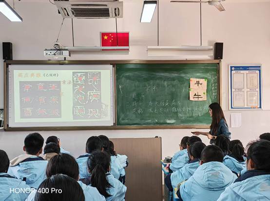 一群人在房间里 AI 生成的内容可能不正确。