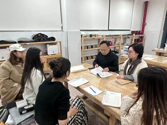 一群人围坐在桌子前 AI 生成的内容可能不正确。