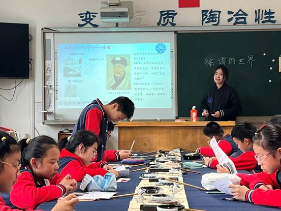 一群小孩坐在桌子前 AI 生成的内容可能不正确。