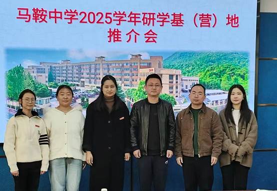 一群人站在桌子前合影 AI 生成的内容可能不正确。