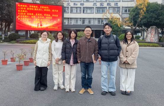 一群人站在街道上 AI 生成的内容可能不正确。